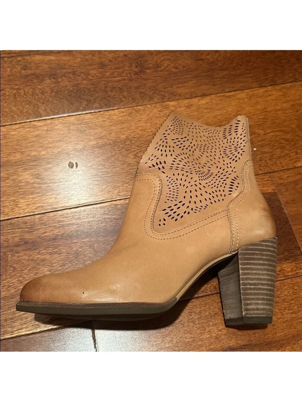 UGG Women’s Thames Seaweed Perf Sun Tan Leather Bootie Size 6 - Picture 4 of 12
